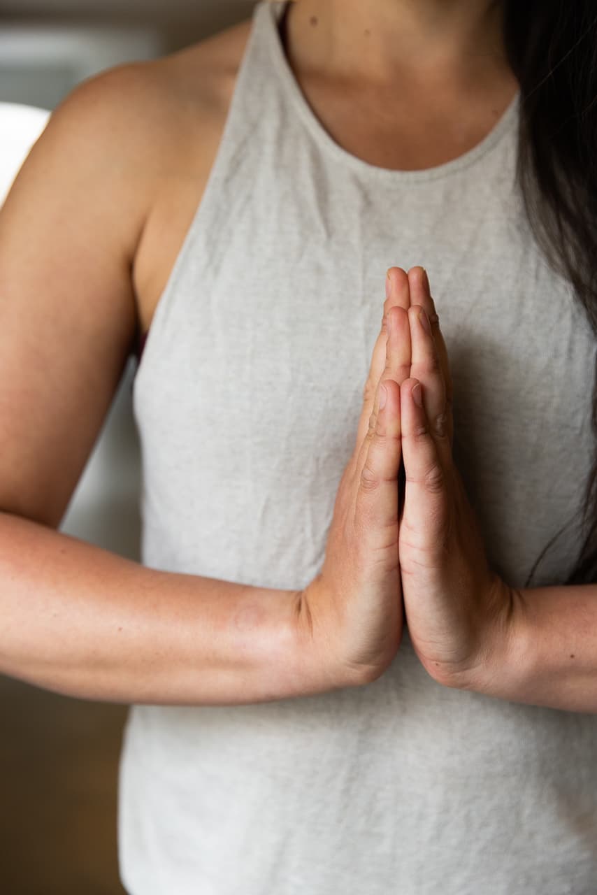 Staande yogi met handen in mudra